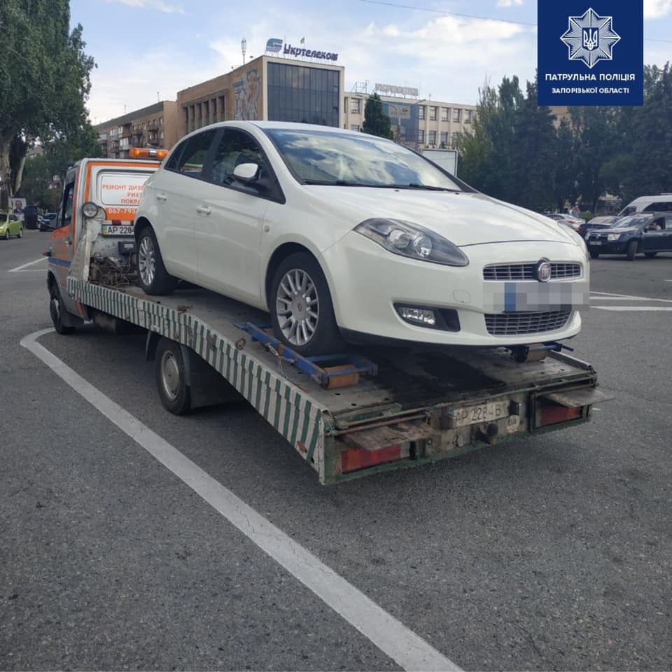 Припаркованный с нарушением ПДД автомобиль на проспекте в Запорожье полиция эвакуировала (Фото)