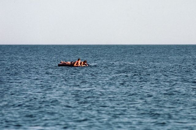 В Азовском море спасли двух запорожцев, которых уносило на матрасе