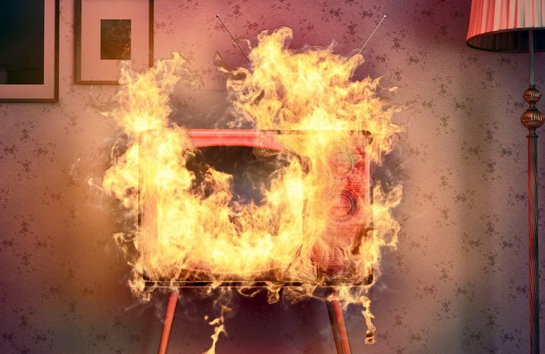В Запорожской области из-за неисправного телевизора произошел пожар, пострадала пенсионерка