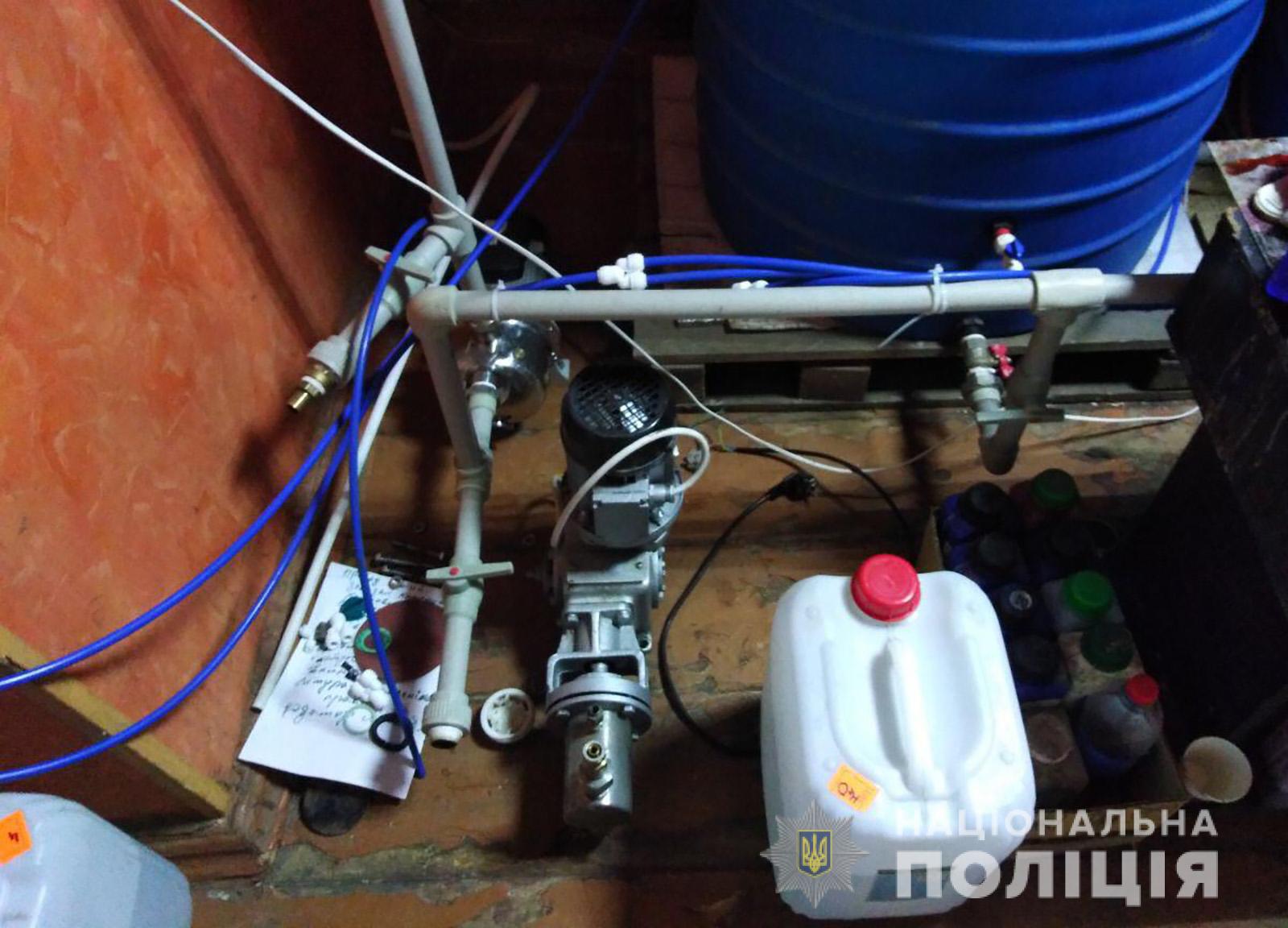 В Запорожье правоохранители обнаружили незаконный пункт приема металлолома и цех по изготовлению ликеро-водочной продукции (Фото)