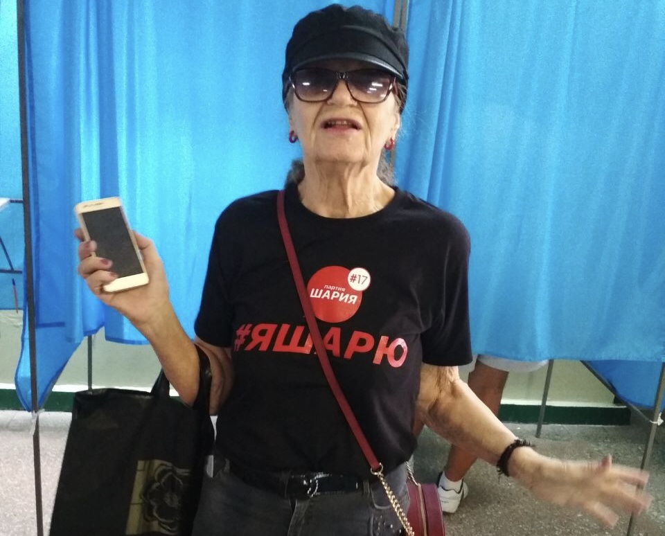 В Запорожье пенсионерка пришла голосовать с агитацией за политическую партию (Фото)