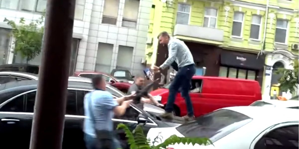 В Киеве напали на машину Порошенко после его допроса в ГБР (Видео)