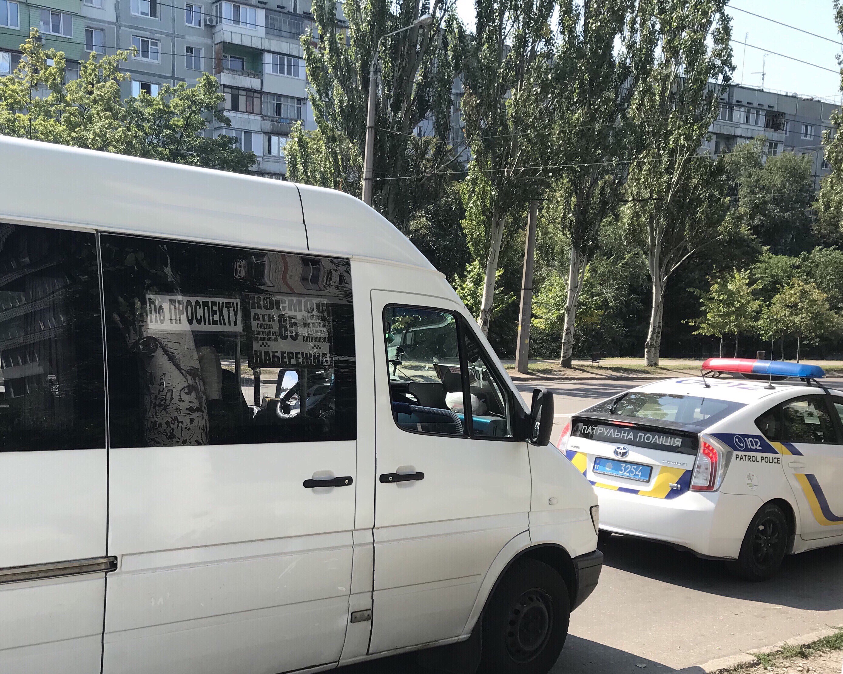 В Запорожье полицейские проверяют маршрутки (Фото)