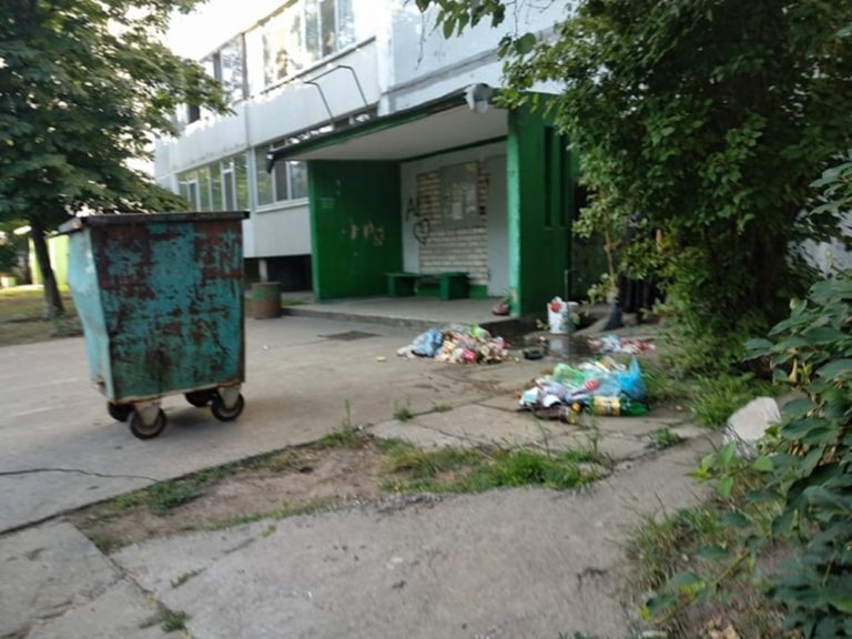 На Запоріжжі на жінку-двірника перевернувся повний сміттєвий бак