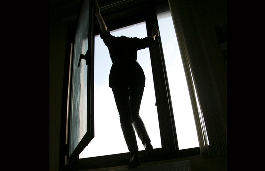 Из окна многоэтажки на Бабурке выпала 15-летняя девочка: появились подробности