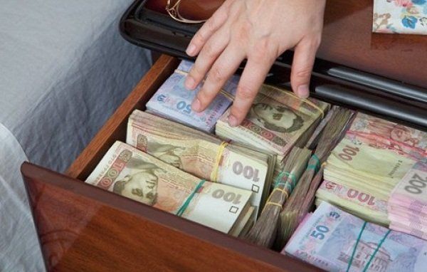 Два бухгалтера поселкового совета в Запорожской области завышали себе премии, чем незаконно завладели большой суммой денег