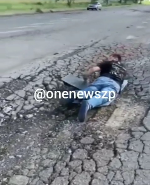 В дорожной яме можно лежать под машиной: в Сети высмеяли состояние дорог в Украине (видео)