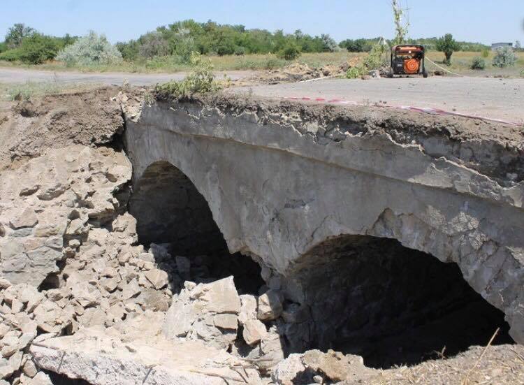 На автодороге, которая ведет на запорожский курорт, обрушился мост (Фото)
