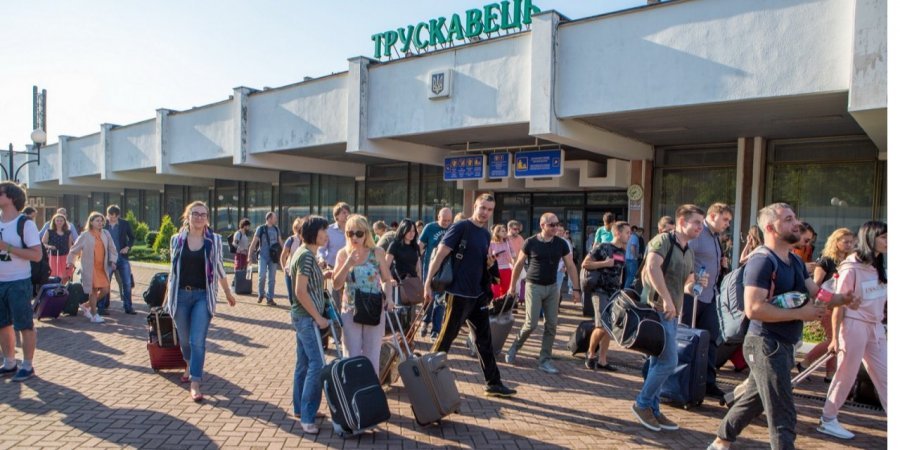 “Лишь бы учились”: сколько партия Зеленского потратит на обучение депутатов в Трускавце