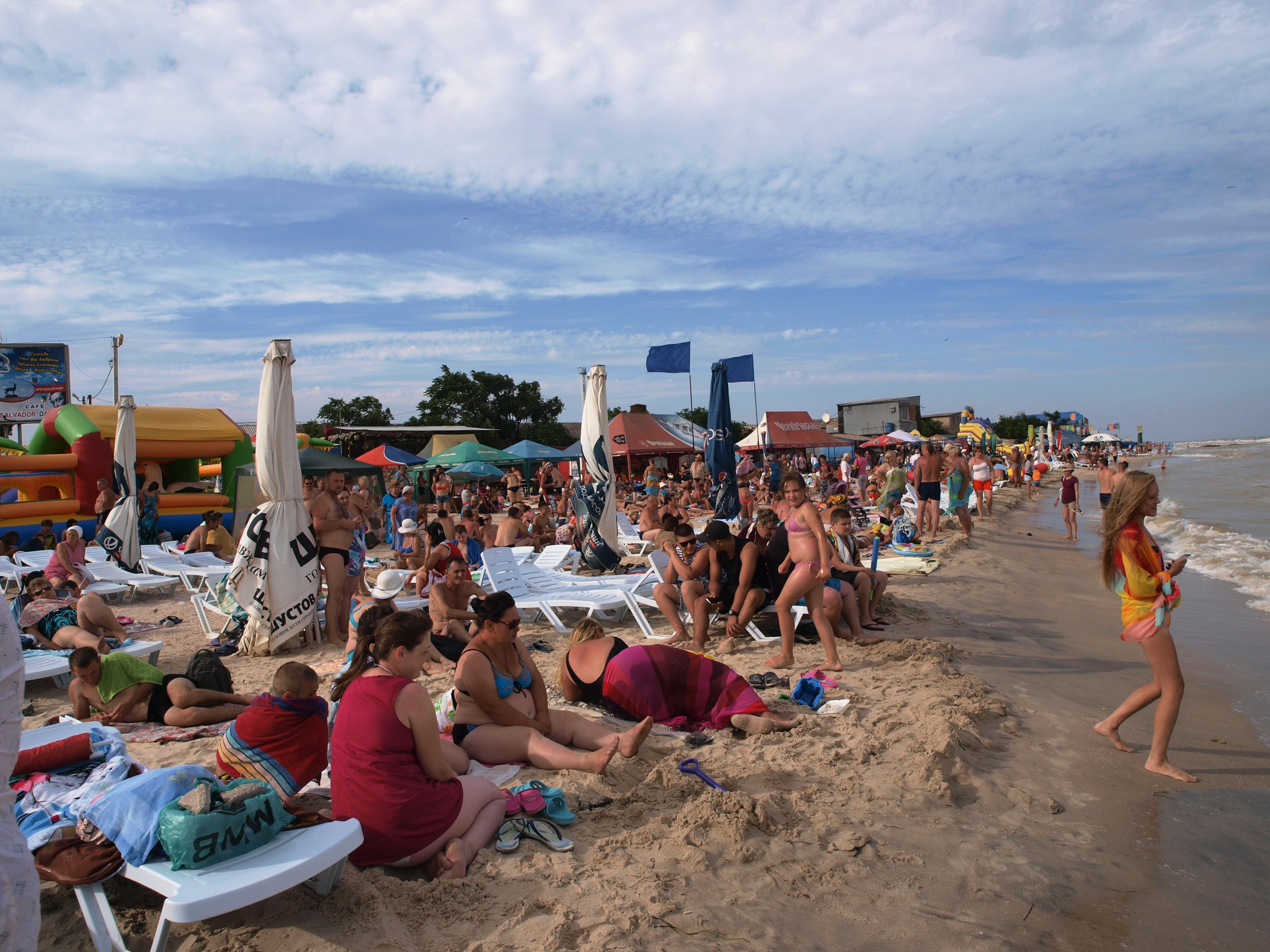 Медузы, жара и толпы людей: что происходит на пляжах популярных курортов Запорожской области (видео)