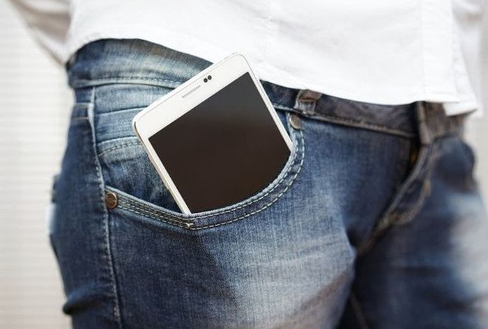 Чому не можна носити мобільник у кишені?