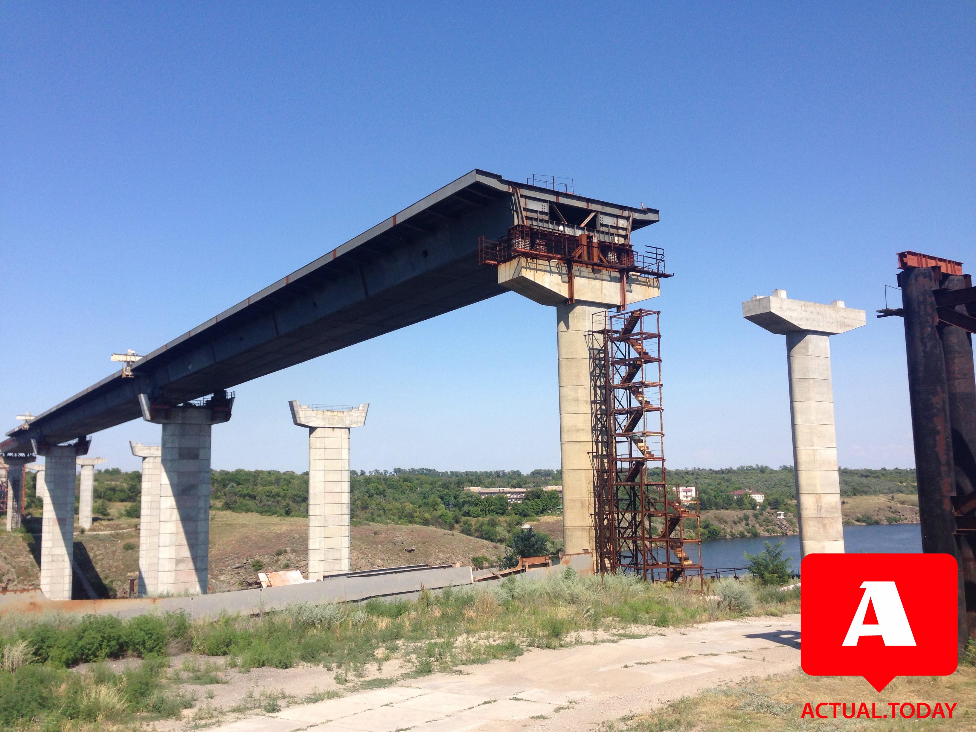 Президенту «не понравилась» стоимость новых мостов в Запорожье