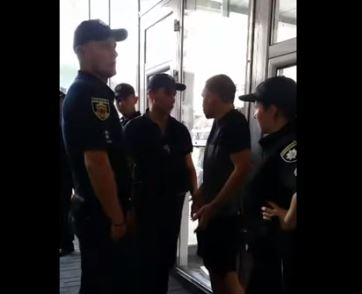 В центре Запорожья толпа хотела линчевать патрульных (Фото, видео)