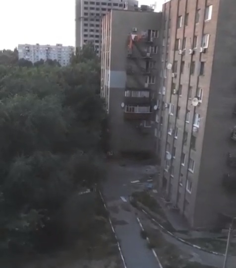 Жители запорожского общежития “вынесли” старую мебель на улицу оригинальным способом (Видео)
