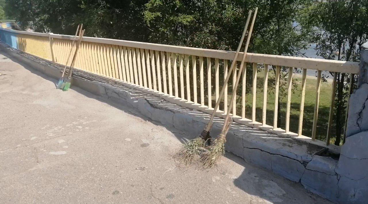 “Президентский субботник” в Запорожье: заводы не дымят, трава вырывается, плотина подметается (Видео)