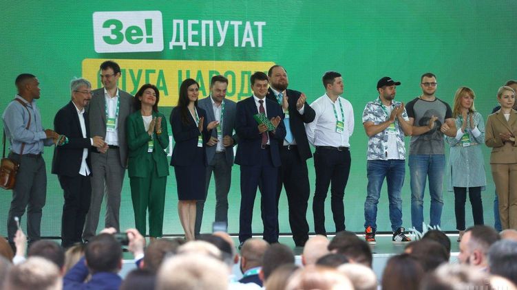 Порошенко про школу ЗЕдепутатів: Можна перетворити їх лише на підручних Чечетова