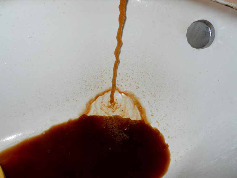 “Краны с квасом”: житель Запорожья пожаловался на коричневую воду из крана