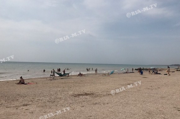 Запорожский курорт превратился в кашу из водорослей (ФОТО)