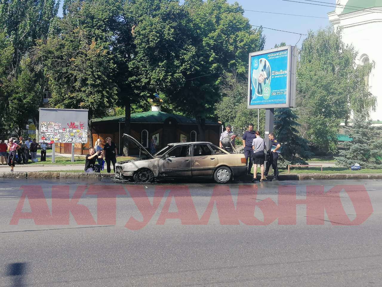 В центре Запорожья дотла сгорел автомобиль: на месте работают спасатели и полиция (ФОТО, ВИДЕО)