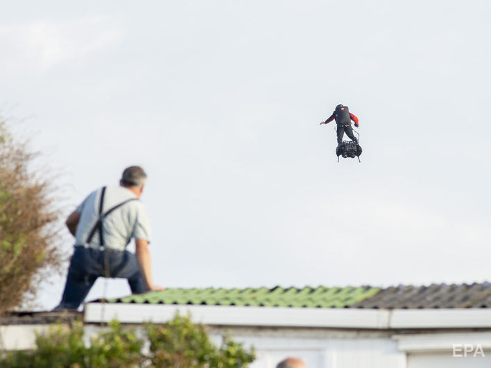 Взетел в Кале, приземлился в Дувре. Французский изобретатель перелетел Ла-Манш на ховерборде (Видео)