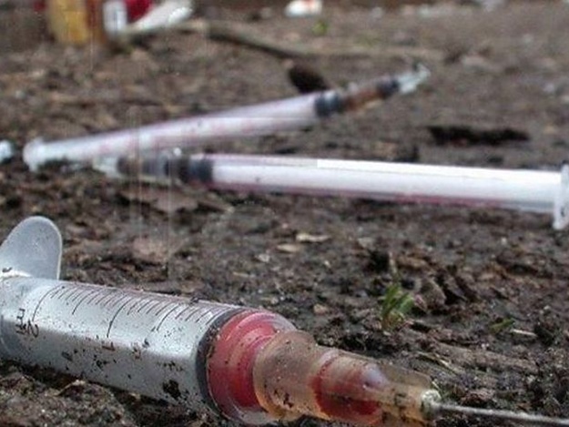 “Бутылки, шприцы, разбитые ампулы”: запорожские наркоманы облюбовали детскую площадку
