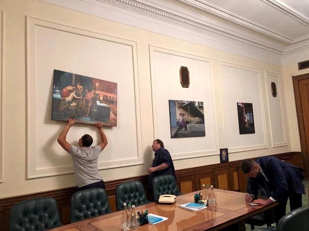 Офис президента украсили картиной с шаурмой (Фото)