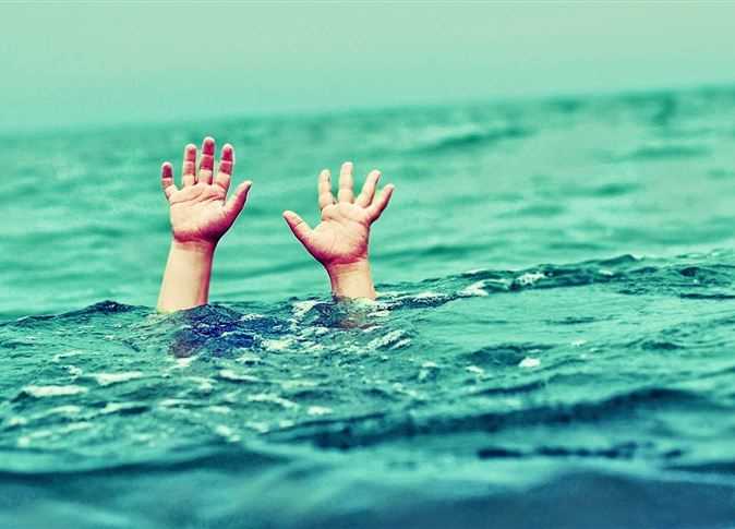 Спасатели вытащили из моря обессиленного пловца с 7-летним мальчиком