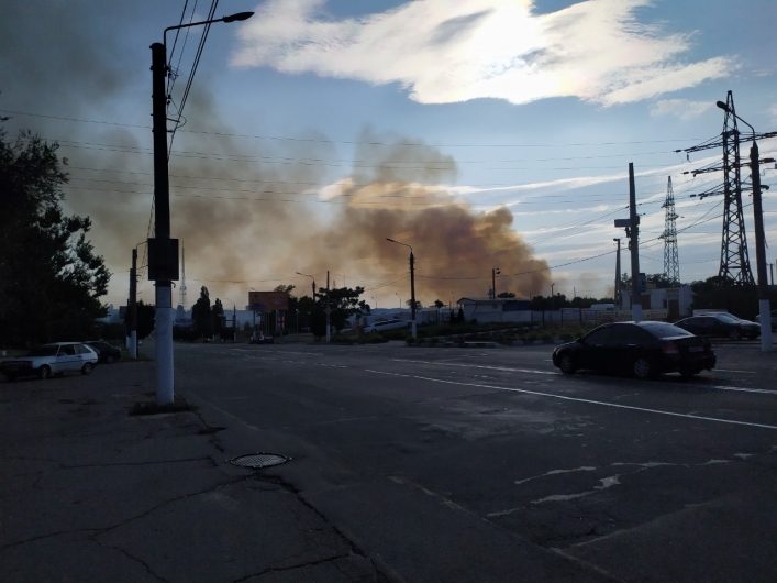 В Мелитополе возле нескольких АЗС горит балка