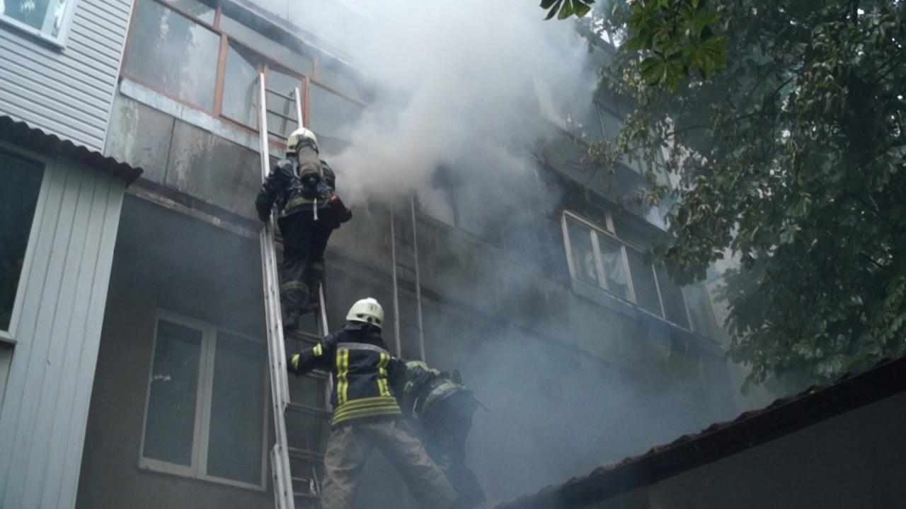 В Запорожье горело три балкона в 9-этажах: в сети появилось видео