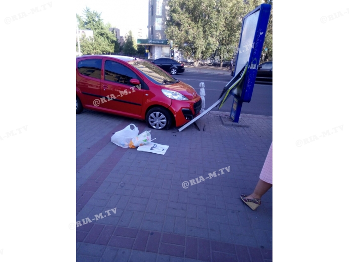В Мелитополе неуправляемый автомобиль едва не сбил пешехода (ВИДЕО)