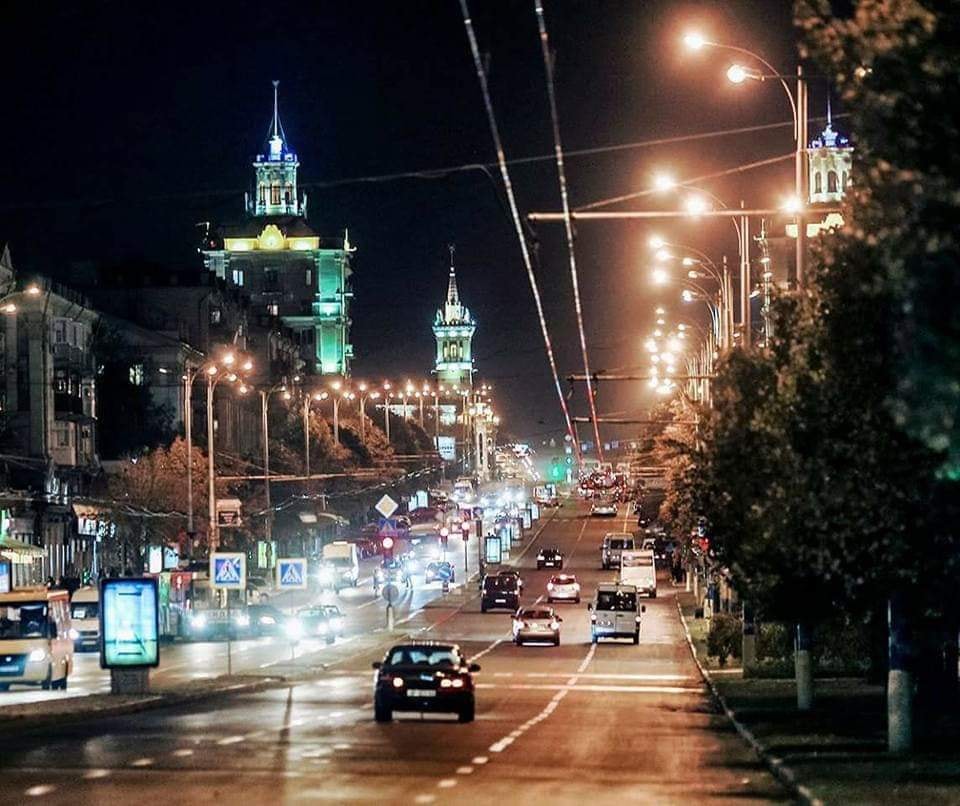“Город, в котором мы выросли”: в сети появились уникальные снимки ночного Запорожья (ФОТО)