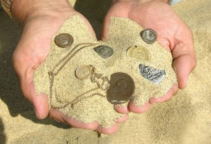 На пляже запорожского курорта начали появляться золотоискатели (ВИДЕО)