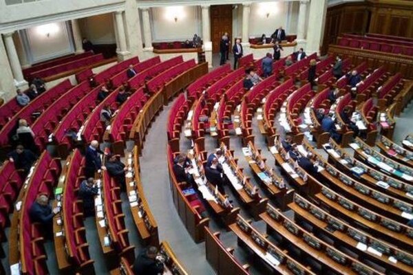 Нардепы от “Слуги народа” пожаловались на неудобные кресла в зале заседаний Рады