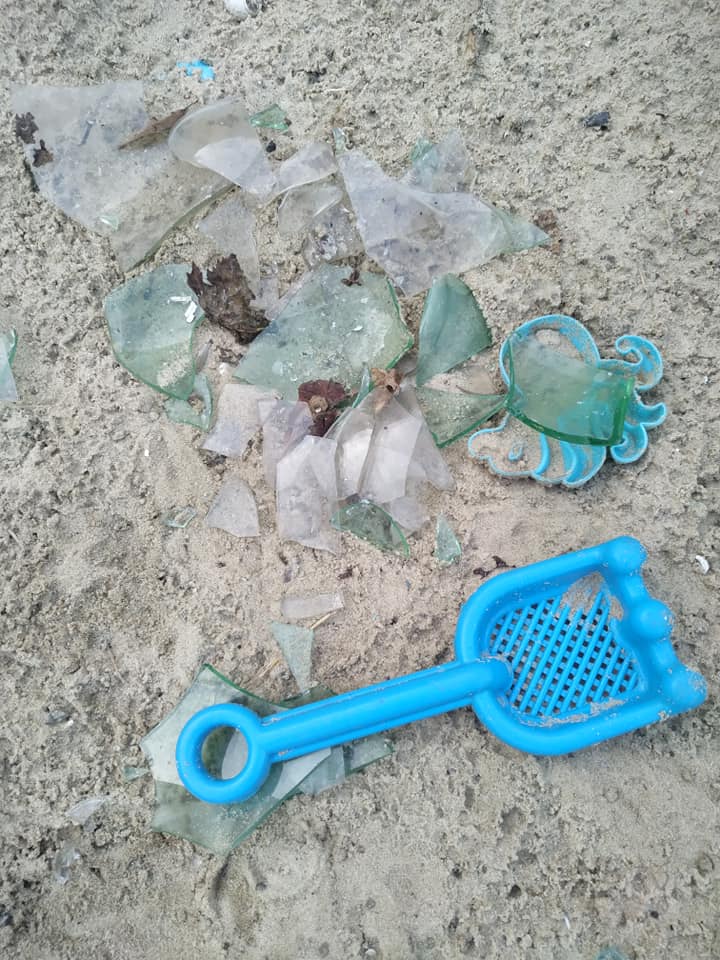 В Запорожье “неадекват” обрезает детские качели и насыпает разбитое стекло в песочницу (фото)