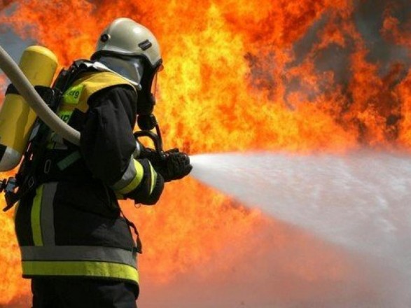 В Запорожской области вторые сутки не могут потушить пожар на огромной свалке
