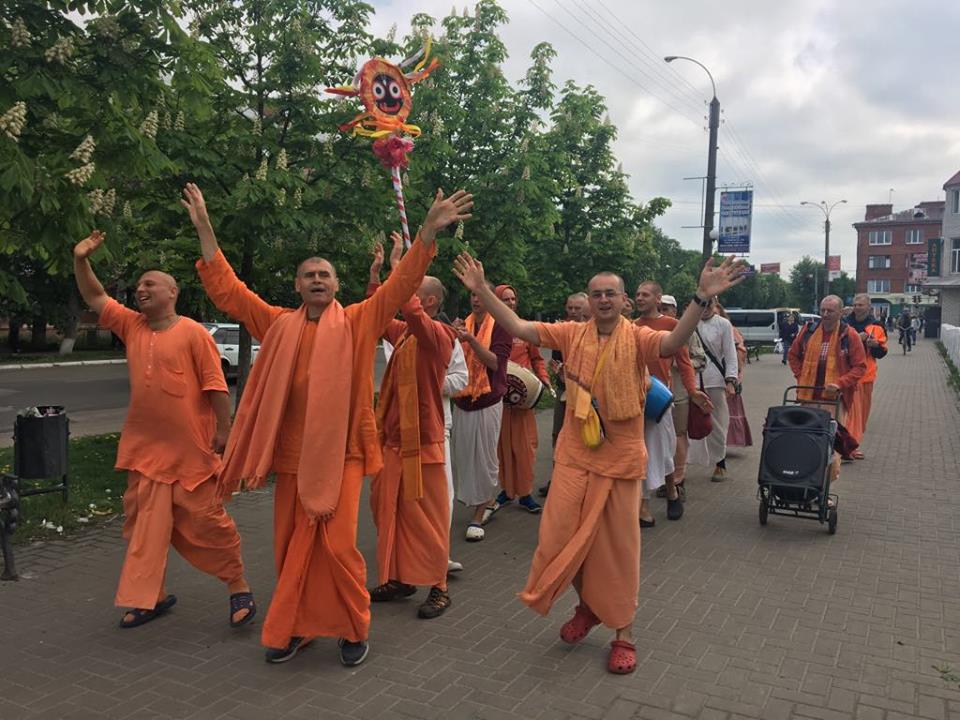 В Запорожье кришнаиты проводят шествие (ВИДЕО)