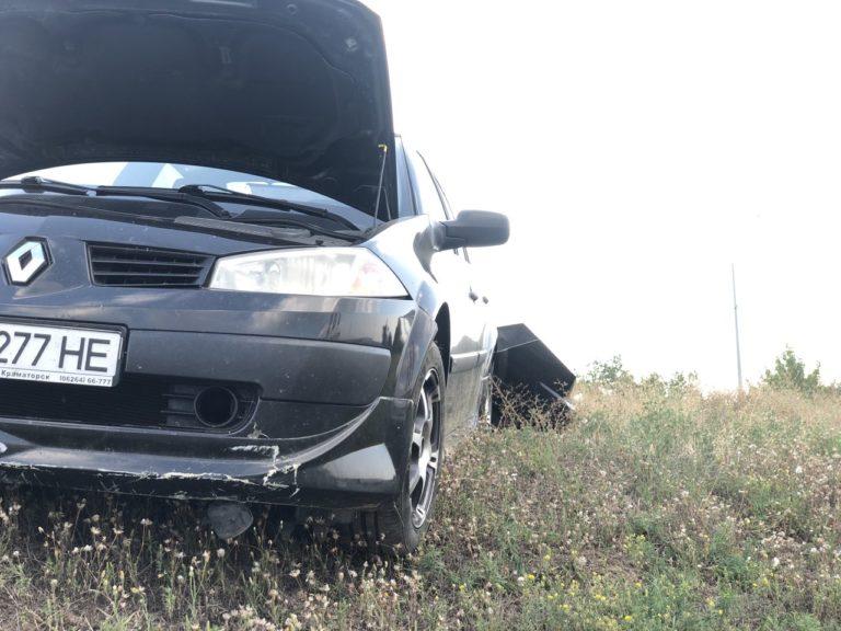 В Запорожской области в результате ДТП автомобиль с грудным ребёнком завис в воздухе (ФОТО)