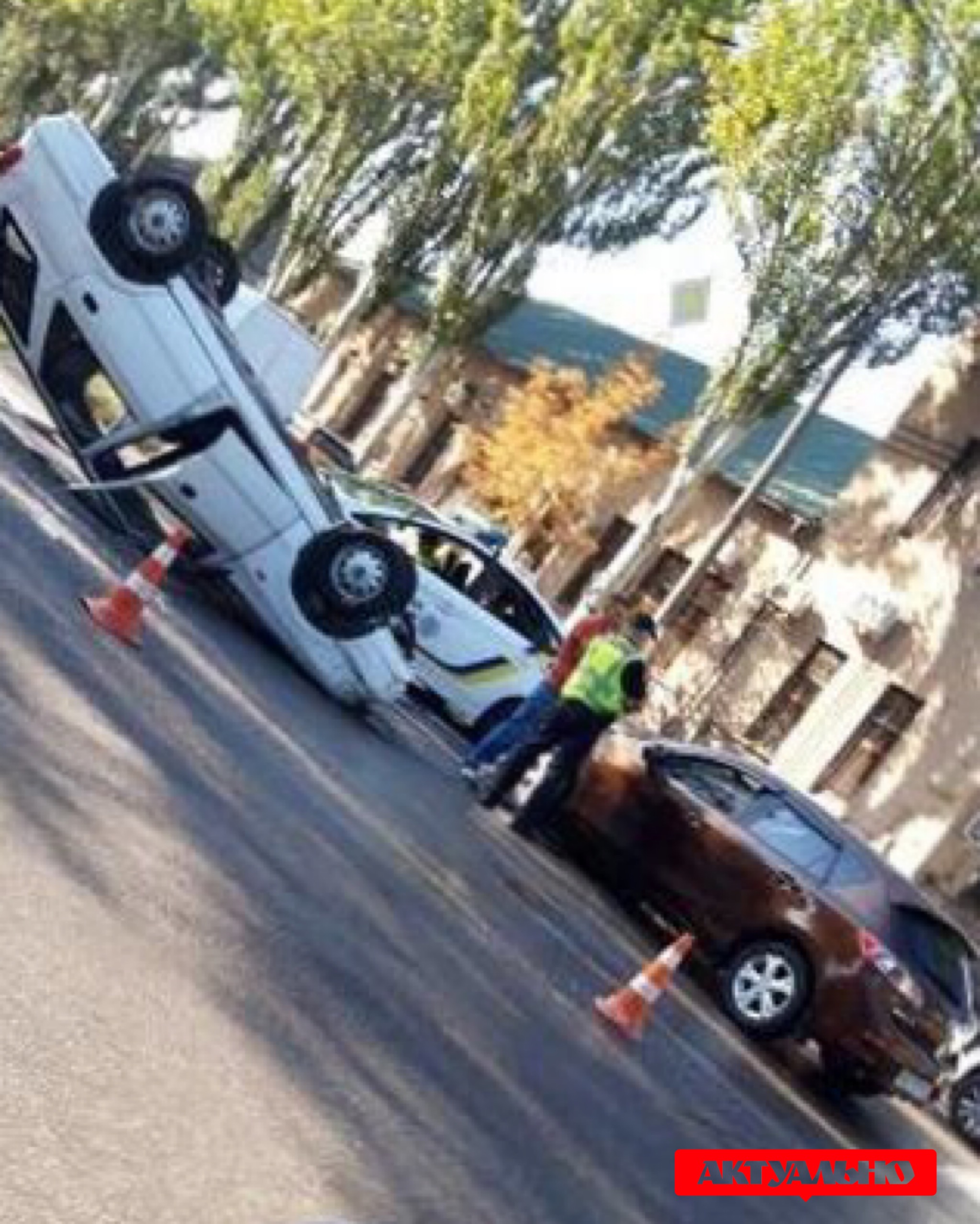 В Запорожье в результате серьезного ДТП перевернулся автомобиль (ФОТО)