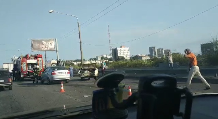 В ДТП на дамбе в Запорожье пострадал водитель: подробности (ВИДЕО)