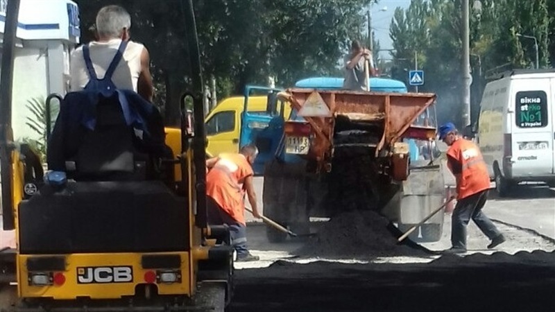 В Запорожье приступили к ремонту тротуаров в одном из районов города (ФОТО)