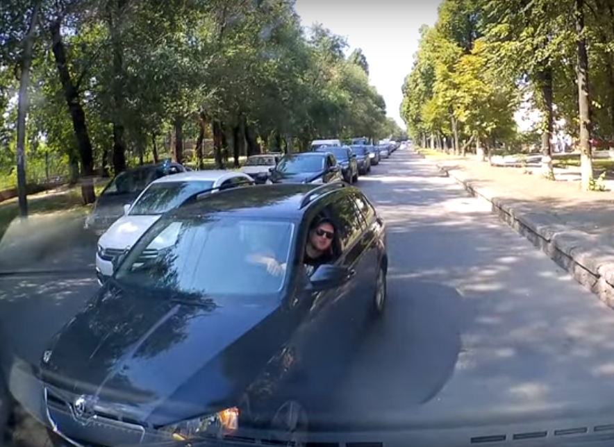 В Запорожье на камеру попали автохамы, которые нарушали правила и грубили водителям (ВИДЕО)