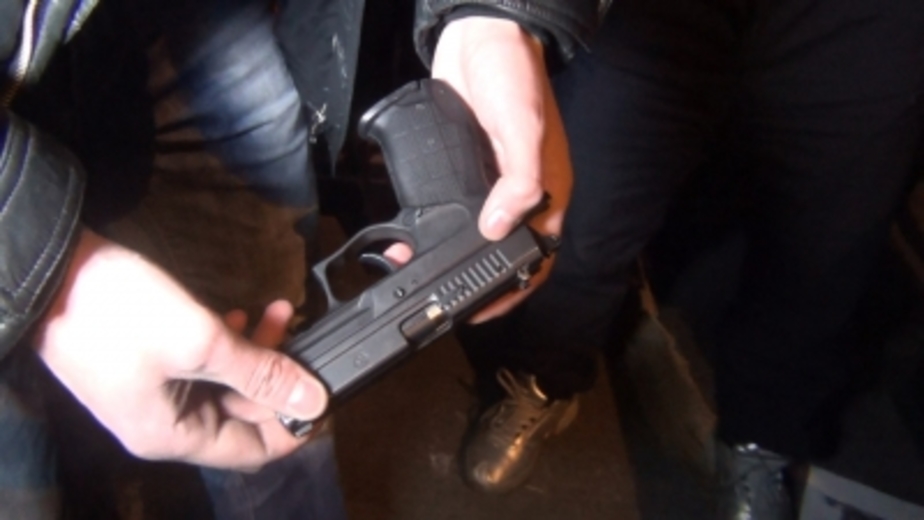 В Запорожье на ж/д вокзале парень разгуливал с пистолетом (ФОТО)