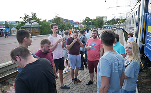 «Слуги народа» уезжают из Трускавца в купейных вагонах (Фото)