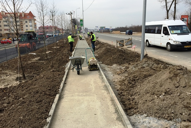 В Заводском районе Запорожья строят новые тротуары