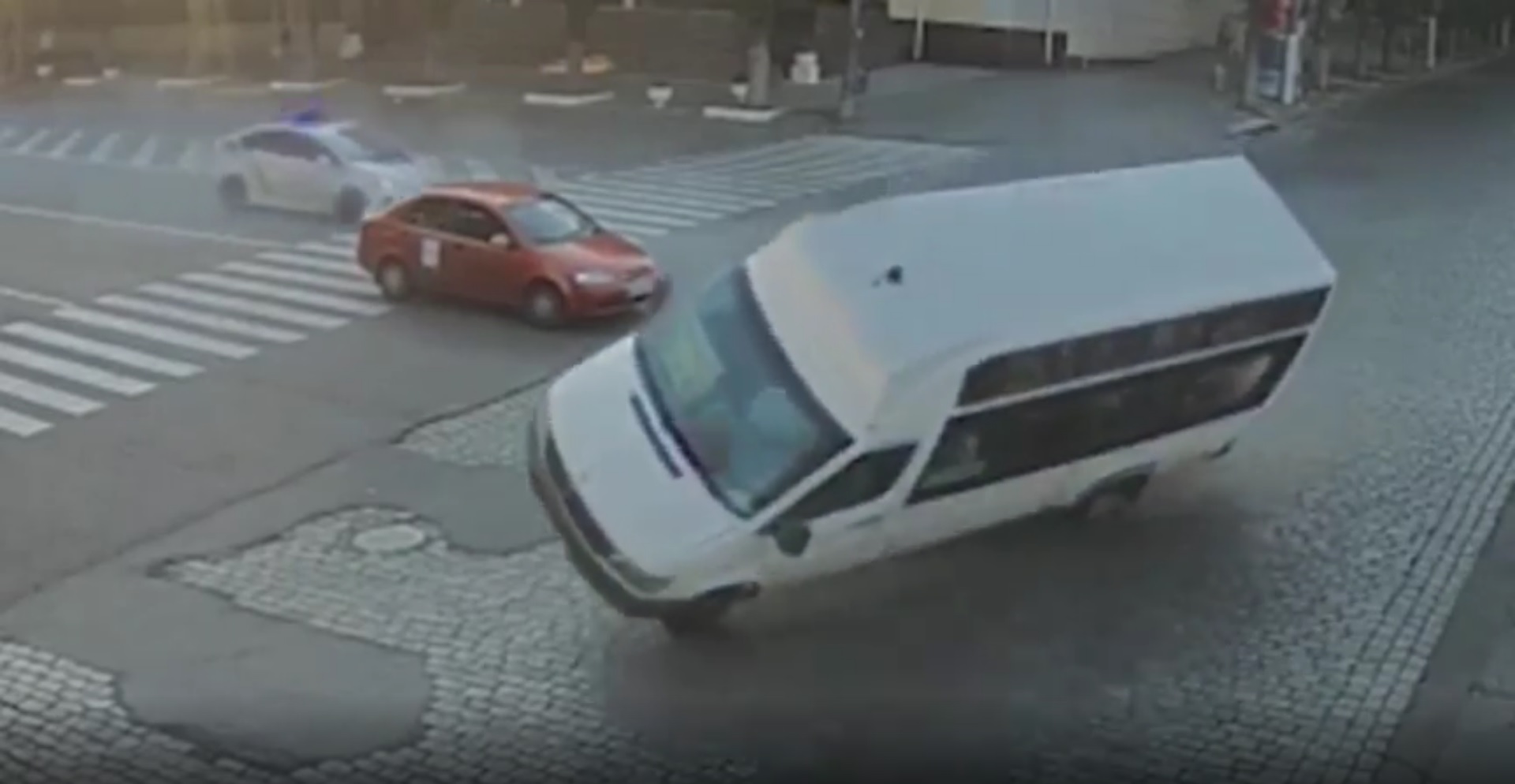 В Днепре автомобиль снёс маршрутку, забитую пассажирами (Видео 18+)