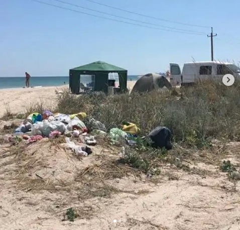 За 200 грн – грязные пляжи и туалеты: гости Кирилловки недовольны положением дел на курорте (Фото)