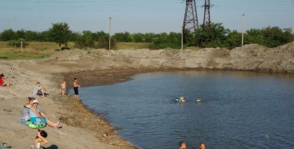 Несмотря на запрет, в «котловане смерти» в Запорожской области продолжают купаться как взрослые, так и дети (ФОТО)