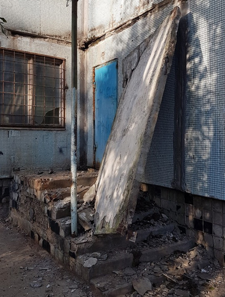 В Запорожской области возле жилого дома рухнула бетонная плита (ФОТОФАКТ)