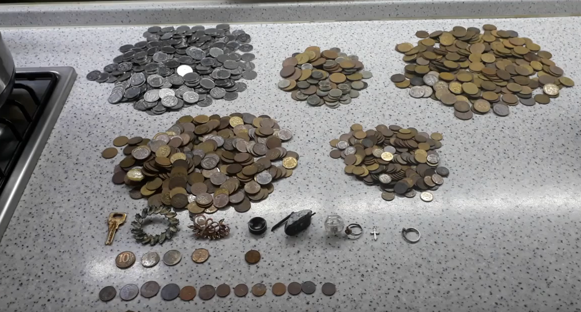 Килограммы монет, бижутерия и ювелирные изделия: очередные находки золотоискателей на запорожском курорте (ВИДЕО)