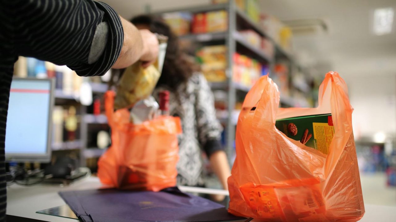 В бердянских супермаркетах воруют пакеты с продуктами. Потерпевшие просят опознать преступников (фото) | Actual Today